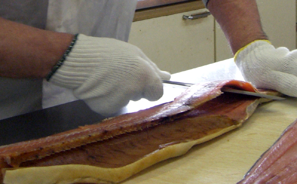 最適な時期に水揚げした鮮度の良い鮭を長年積み重ねた技術で丁寧に加工しています